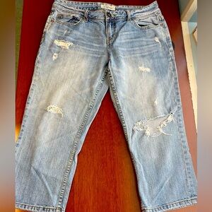 Aeropostale size 9/10 distressed capri pant